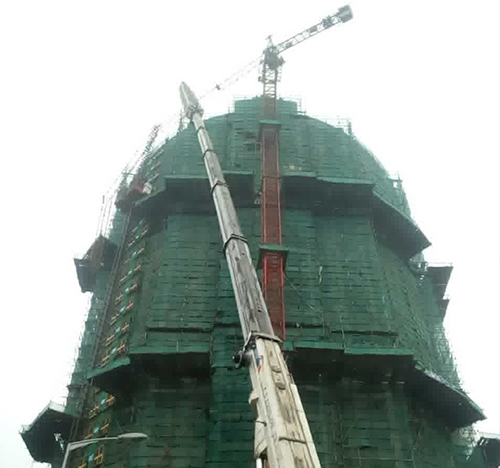 饶阳吊车在工地上作业